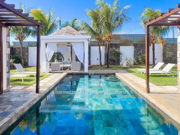 Élégante Villa avec Piscine, Jardin et Terrasse Couverte à Pereybere – Résidence Privée Sécurisée (RES)