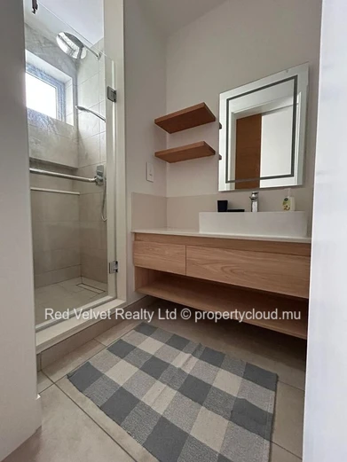Appartement en bord de mer à louer à Grand Gaube | 3 chambres avec salles de bain attenantes | Terrasse et jardin