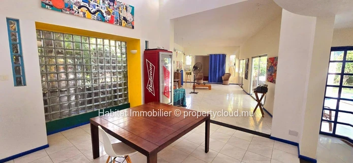 Discover this spacious furnished and equipped house of 350 m², on a plot of 233 toises (20 perches), just a few minut...