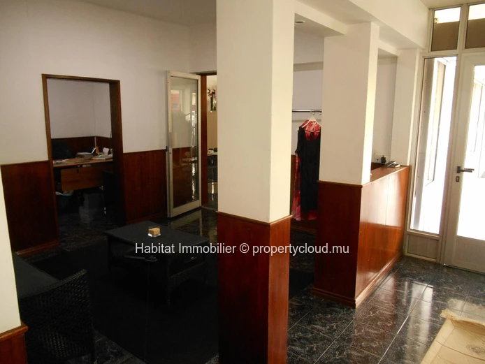 Commercial building of 300 m2 on a plot of land of 83 toises located in Vacoas
