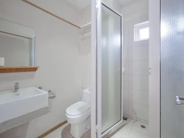 8 Bedroom Office