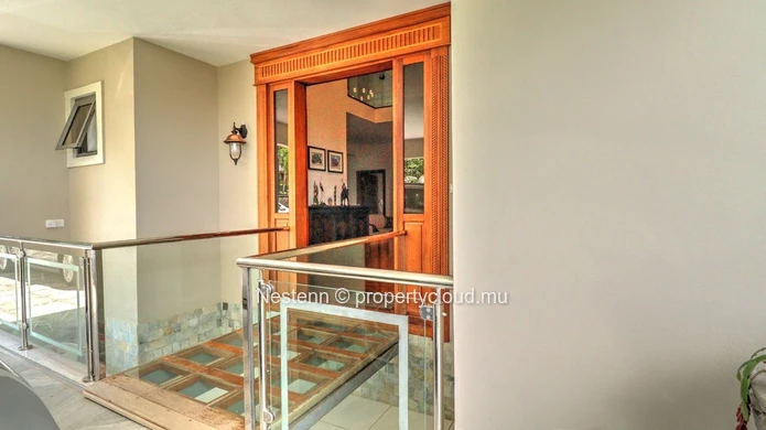 Modern single-storey villa with 6 bedrooms close to amenities.