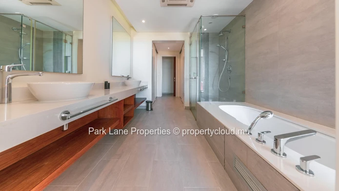 Home style apartment with magnificent sea and mountain views (Sole Mandate)