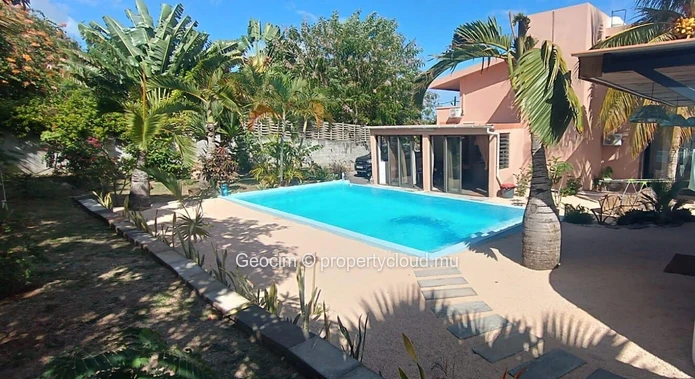 Tamarin Maison meublée rénovée de 4 càc 3 sdb Terrasse Piscine Jardin arboré. Sur 284 toises terrain clos. (Mandat exclusif)