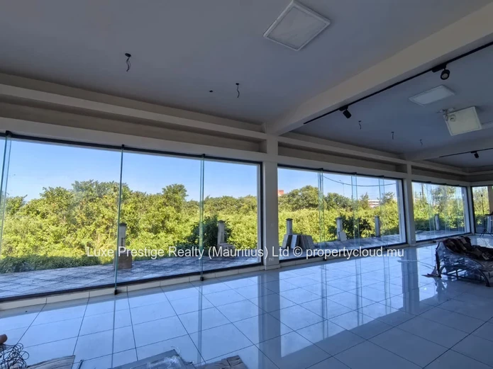 Immeuble Commercial de Premier Choix à Louer à Rose Belle | Visibilité Exceptionnelle depuis l’Autoroute | Idéal pour...