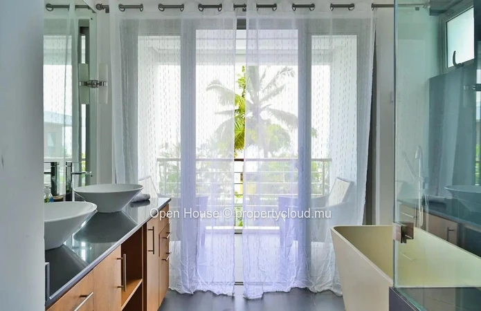 Contemporary villa facing the sea, with beach access, 3 ensuite bedrooms, swimming pool, and gym.