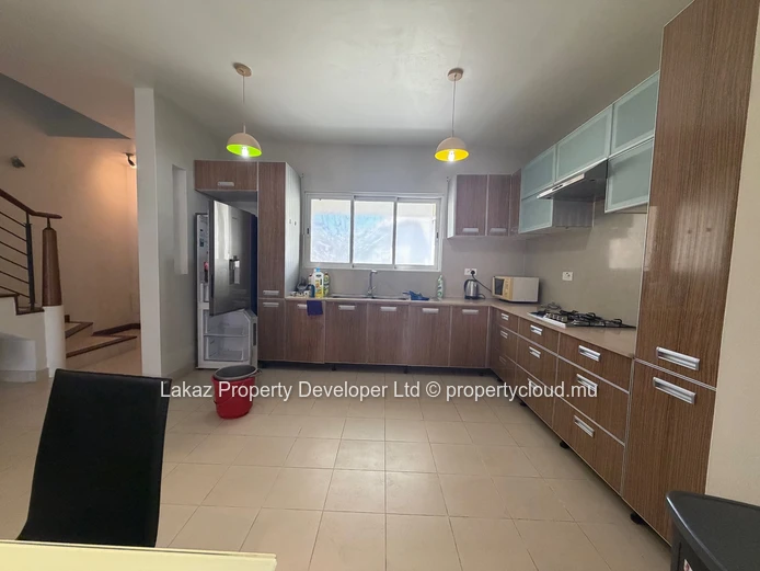 Spacieux duplex 3 chambres - piscine commun en résidence - Grand Baie