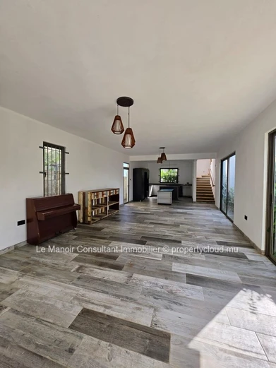 Villa 5 chambres à vendre à Vacoas, 210 m² habitables