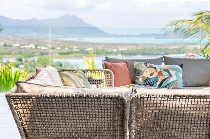Suspendue Entre le Ciel et la Mer : Une Villa Contemporaine à Vendre à Rivière Noire