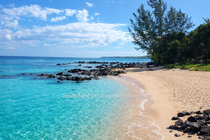 Beachfront ground floor big apartment available to foreigners 
