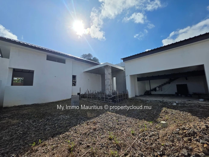 Luxury Contemporary Villa to Complete
