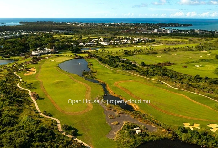 Residential plot in the heart of the Mon Choisy Golf. 1036m2, clear view of Coin de Mire, golf access.