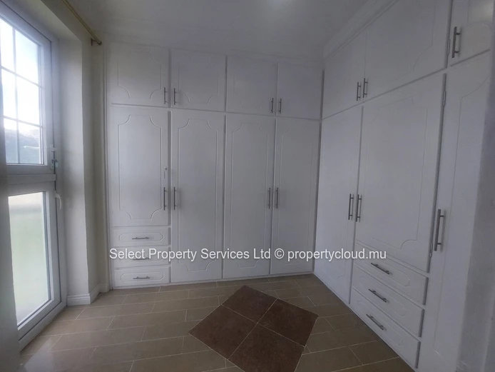 À Vendre : Spacieux Appartement au Centre de Quatre Bornes à Rs