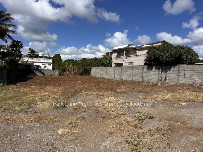 Terrain résidentiel en toute propriété à vendre à Pereybère,  à seulement 5 minutes de la plage