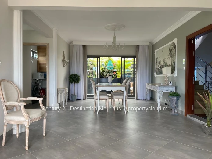 Exceptional Duplex Penthouse: 259 m² Just 200m from the Beach