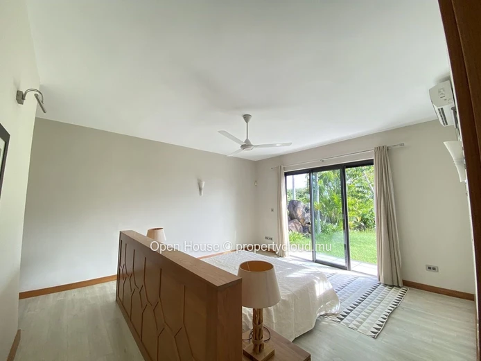 LOCATION - Somptueuse villa meublée avec piscine et vaste jardin arboré au cœur de la forêt de Daruty - 4 CHAMBRES
