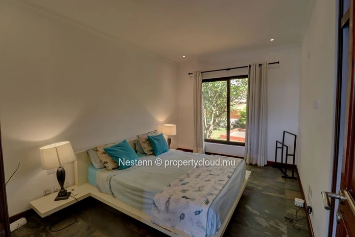 Grande maison de style Balinais dans un cadre privilégié.