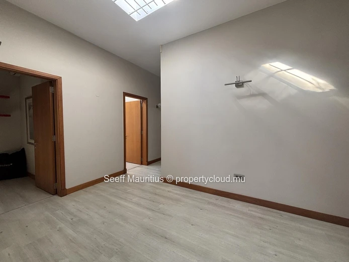 Magnifique Maison Familiale avec de Vastes Espaces de Vie Extérieurs.