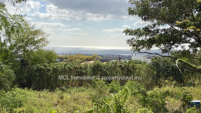 Residential land of 7,851m2 in Pailles