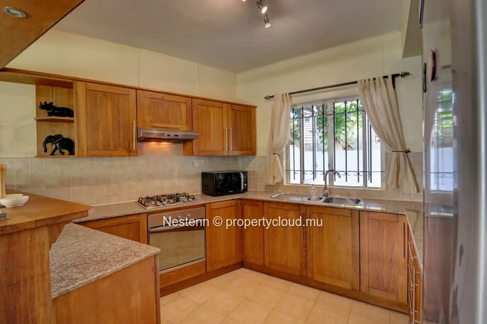 Stunning 3-bedroom duplex with sea access 