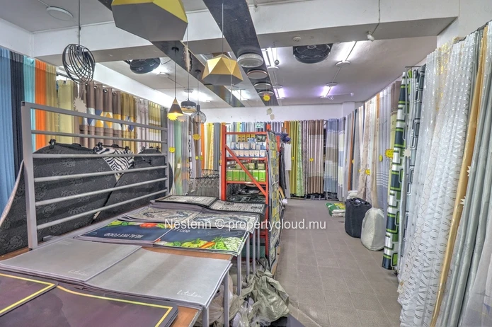 Commercial space of 158 m² on the ground floor