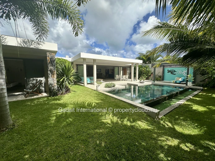 Villa contemporaine avec piscine à débordement et pergola bioclimatique à Grand Baie