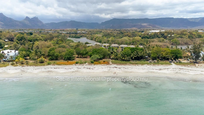 Luxurious Beachfront RES Apartment in Rivière Noire with stunning views and modern amenities. 4 bedrooms, sea access,...