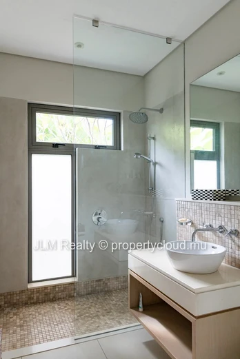 Villa d’Exception avec un magnifique Terrain vue golf à Vendre dans un Domaine Golfique