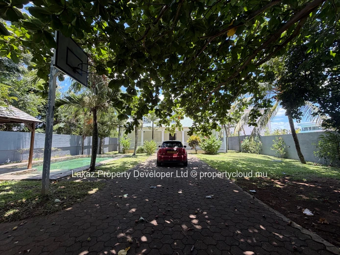 Spacious 5-Bedroom Villa with Swimming Pool – Pereybère