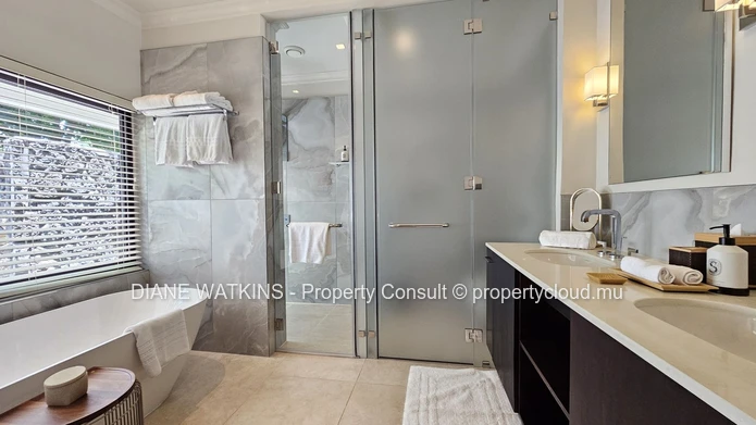 Contemporary Luxury Villa for Sale in Prestigious Golf Estate