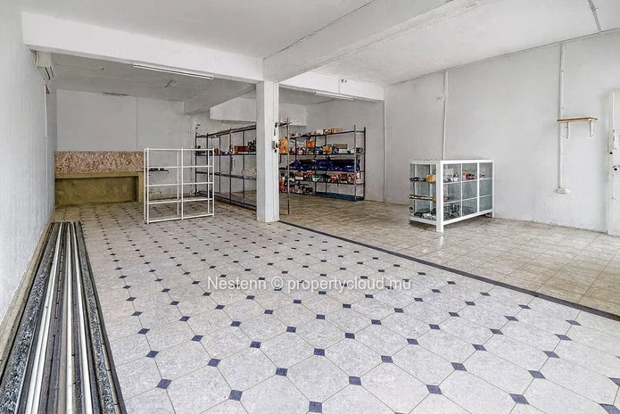  111 m² commercial space 