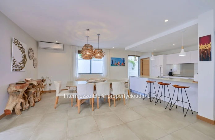 Villa 4 chambres en suite avec studio indépendant à vendre – Domaine de Mahé, Grand Baie – Jardin tropical & sécurité €