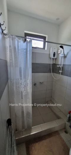 Nouveau duplex moderne à louer dans une résidence sécurisée avec piscine partagée à Pereybère