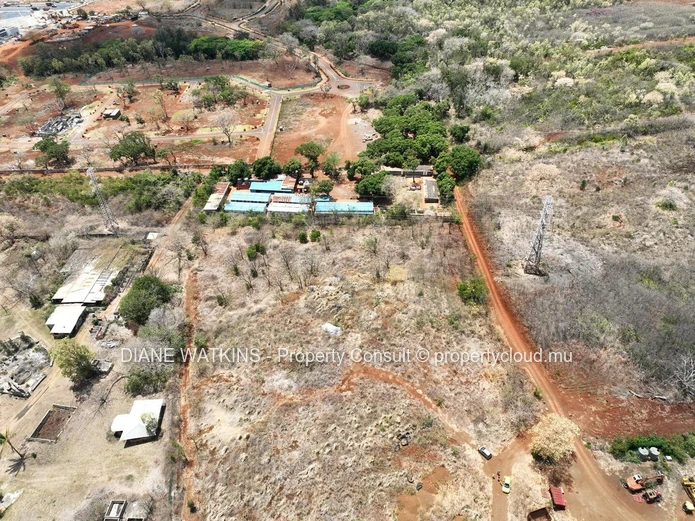 À Vendre – Terrain Commercial à Montebello
