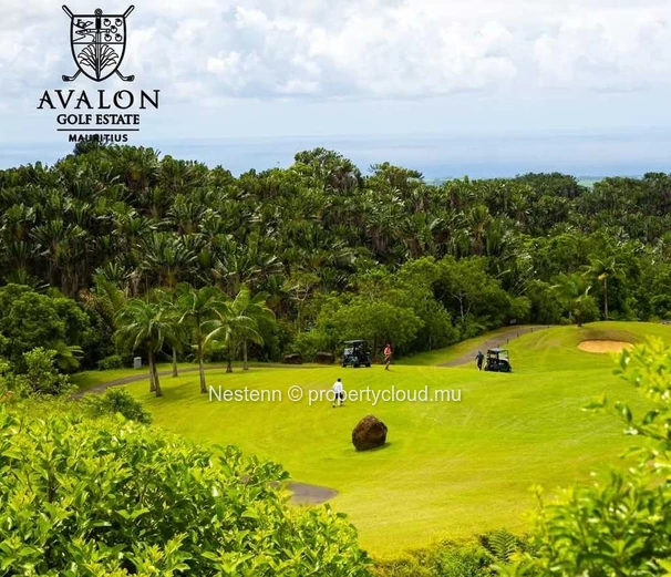 Terrain résidentiel de 2121 m2 sur golf avec vue mer et montagne