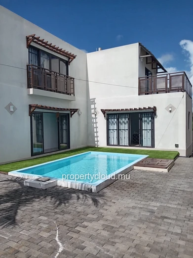 Découvrez cette superbe villa neuve et moderne, disponible à la location long terme (1 an minimum) à Calodyne, un emp...