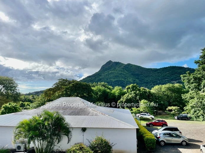Bright 75m² Commercial Unit in Black River