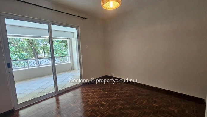 Un appartement lumineux et rénové au cœur d'une résidence intimiste.