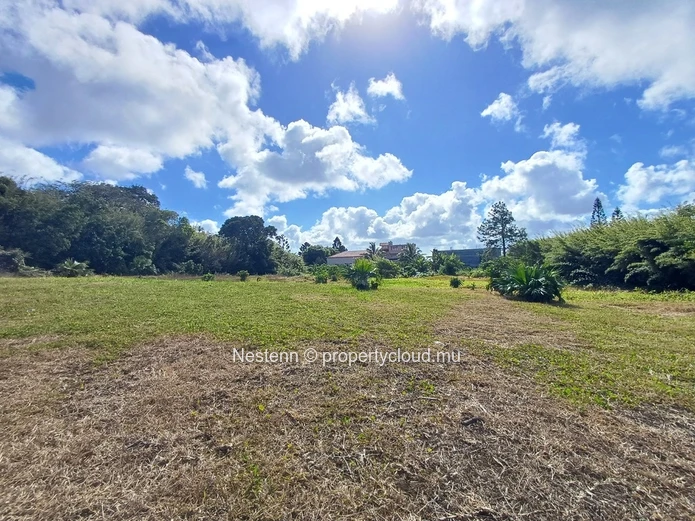 Vaste terrain de 4,221m2 