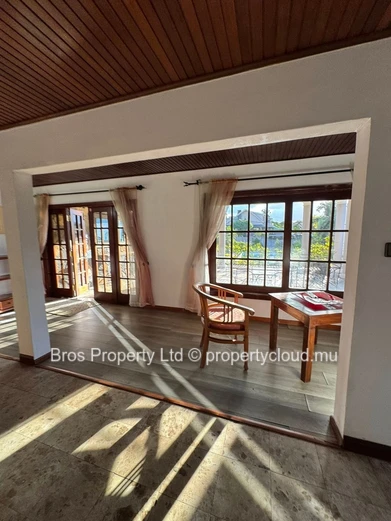 Villa 4 chambres à louer - Floreal, Curepipe | 110 000 roupies par mois | Terrain de 50 perches | 6 000 pieds carrés