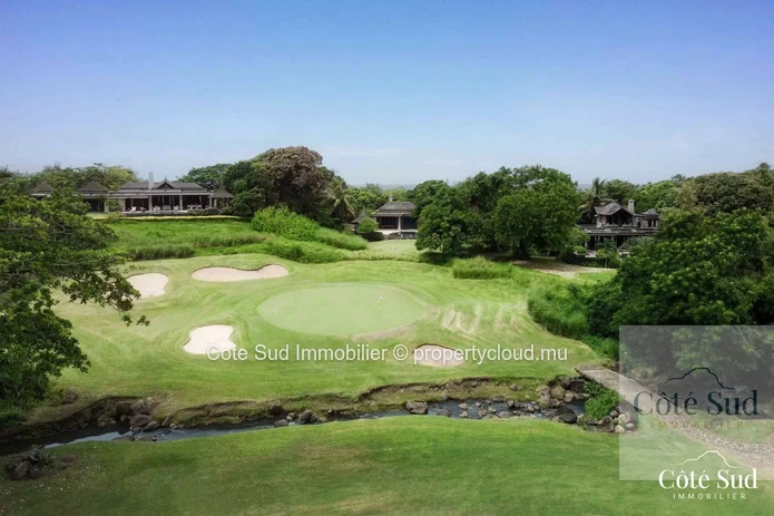 Villa for sale with view of the golf course and forest