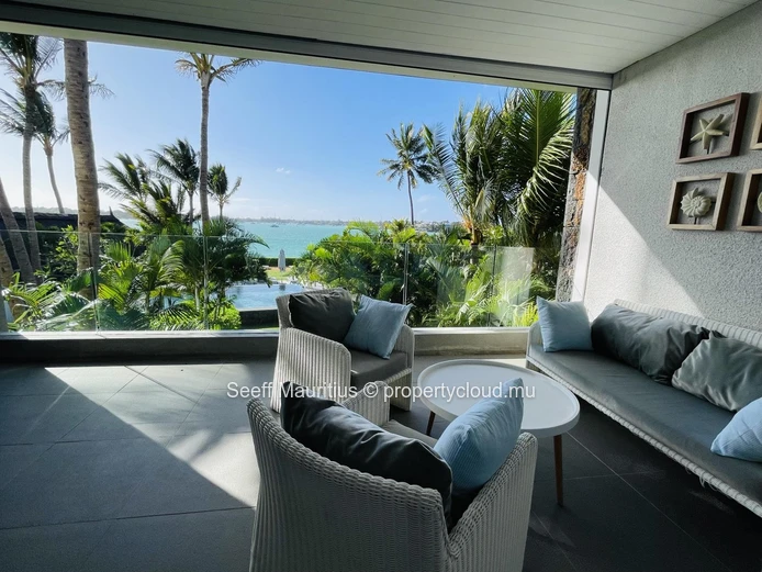 Appartement moderne en bord de plage où luxe et vues à couper le souffle sur la mer se fondant en une oasis tranquille