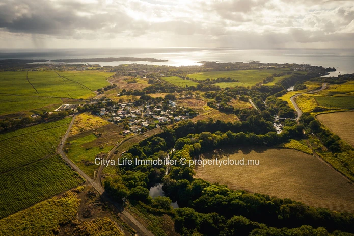 "Prime Foreigners' Paradise! 1.055m² Land in Beau Champ, Close to School, Golf Course & Shops - Rs 17.75M"