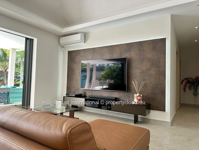 Villa contemporaine avec piscine à débordement et pergola bioclimatique à Grand Baie