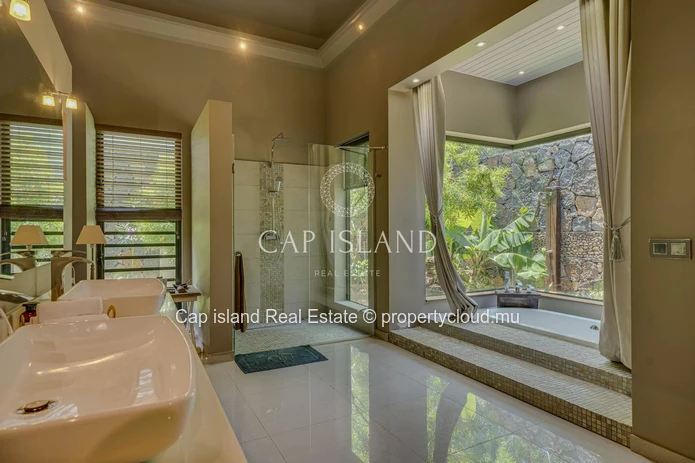 Villa 5 chambres et son jardin tropical - GRAND BAIE -