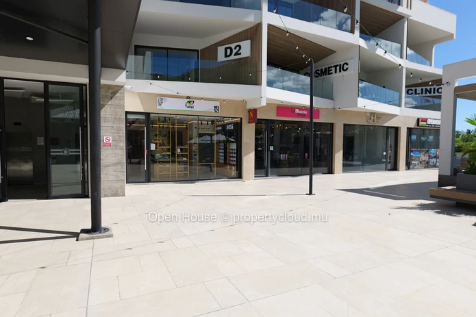 Local commercial 75m² idéalement situé au cœur de Rivière Noire avec excellente visibilité