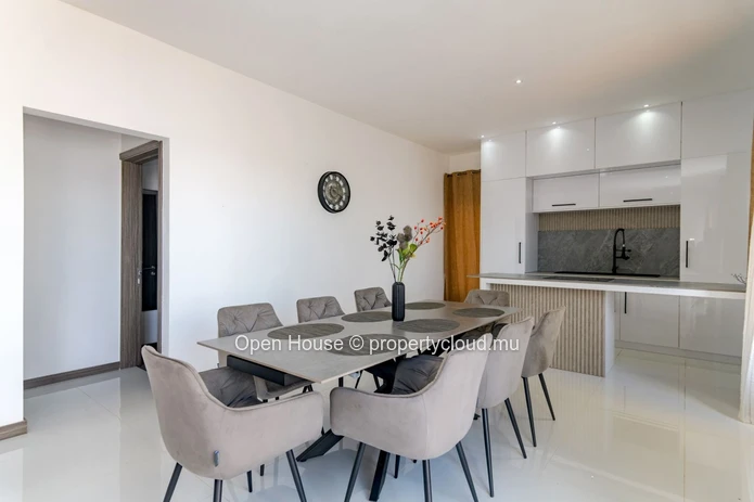A LOUER - Villa - Grand Baie, 128m², 3 chambres, piscine privée, meublée, climatisée, à Rs 175.000