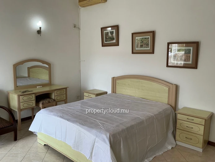 FOR RENT, charming duplex villa in a secure complex, 2 minutes from the public beach, Pereybere