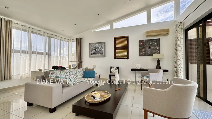 4-bedroom penthouse for sale in La Preneuse, walking distance to the beach with panoramic terrace and mountain views