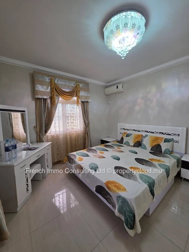Villa de 5 chambres et bureau avec jardin et piscine a pereybere